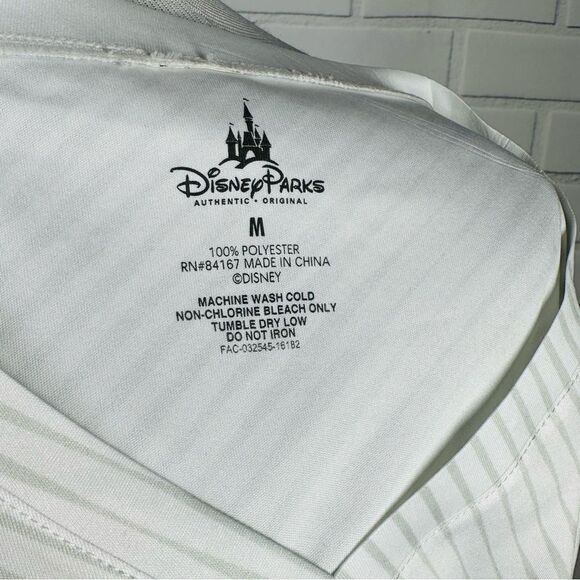 10/$25🦋 Disney Parks White Mickey Mouse Graphic Tee - Size Medium - Picture 11 of 14